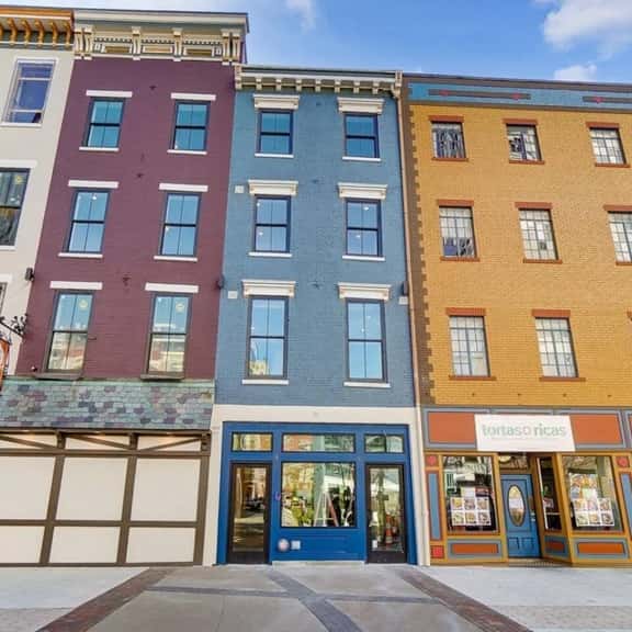 Centrally Located, Free Garage Parking! - Image 1