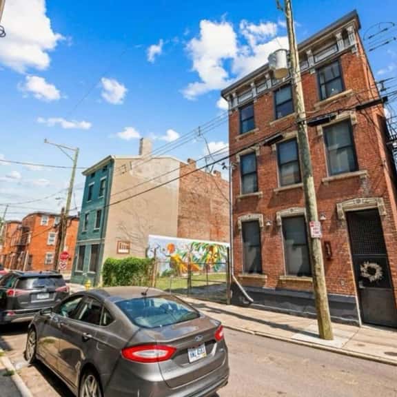 Centrally Located, Private Condo! - Image 1
