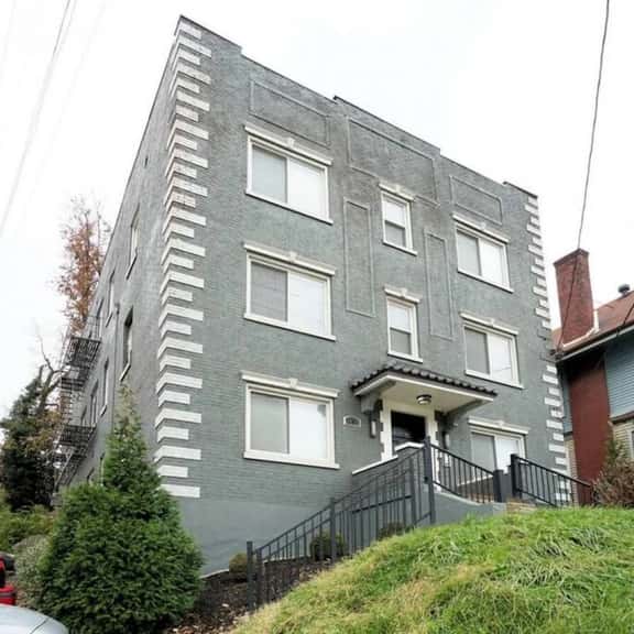 Clean & Bright 2BR near downtown - Image 1