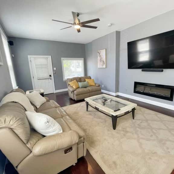 Comfortable 3-Bedroom Home 3-min drive to Downtown - Image 1