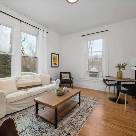 Cozy 1BR Near Zoo, UC, Hospitals - Image 1