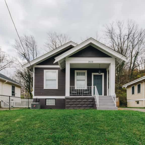 Cozy Mid-Century Bungalow, Close to All, Backyard - Image 1