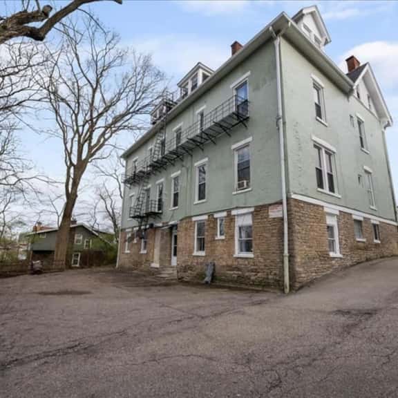 Cozy Studio with Parking | Near UC, Zoo, Downtown - Image 1
