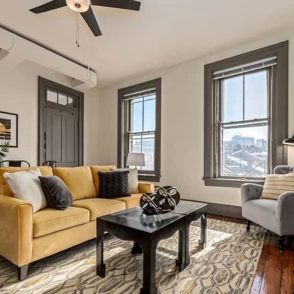 Deluxe 5-bedroom Condo Walkable to Everything - Image 1