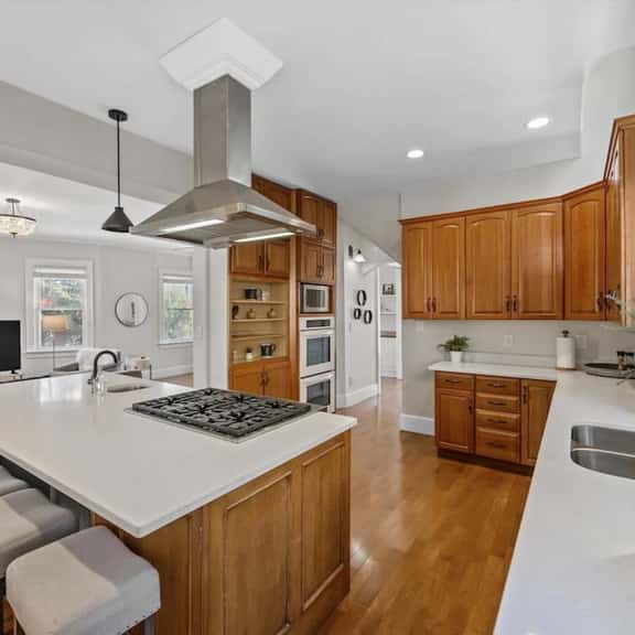 Deluxe 6-Bedroom 3-Min to Downtown! 2-car Driveway - Image 1
