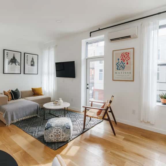 European Style Luxe 1BD, Walk to All OTR - Image 1