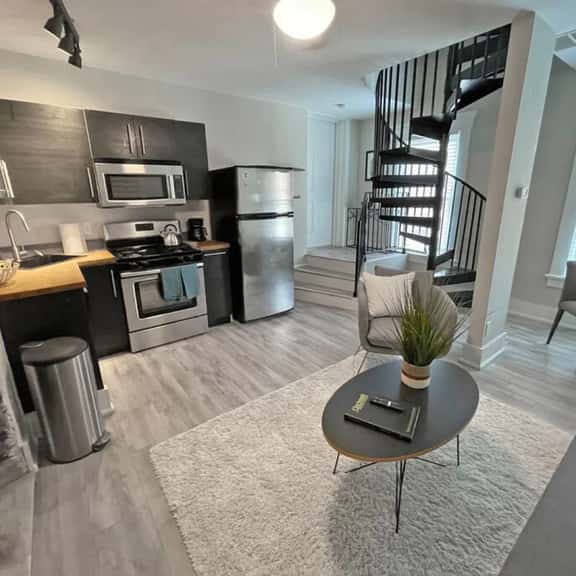 Quiet 1-Bedroom Loft near Entertainment District - Image 1