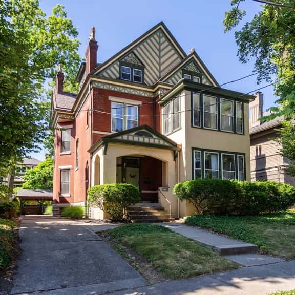 Spacious 6-BR Home-10 Mins to DT - Image 1