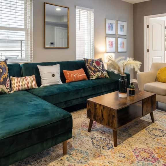 Stunning 2BR Apartment Near Downtown - Image 1