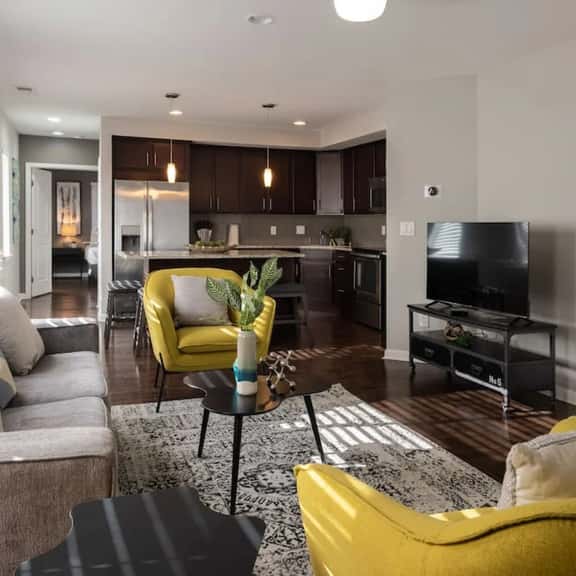 Stylish 2BR near it all - Image 1