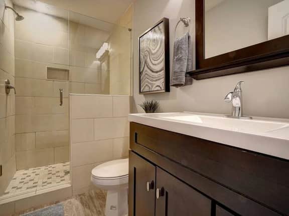 Clean & Bright 2BR near downtown