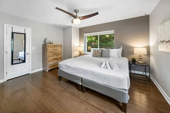 Comfortable 2BR Condo near City Center