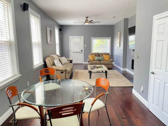 Comfortable 3-Bedroom Home 3-min drive to Downtown