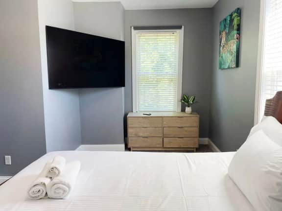 Comfortable 3-Bedroom Home 3-min drive to Downtown