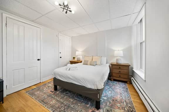 Comfy 1BR with Parking | Near UC, Zoo, Downtown