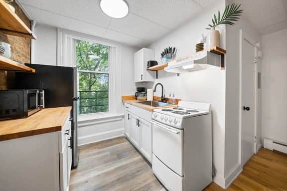 Comfy 1BR with Parking | Near UC, Zoo, Downtown