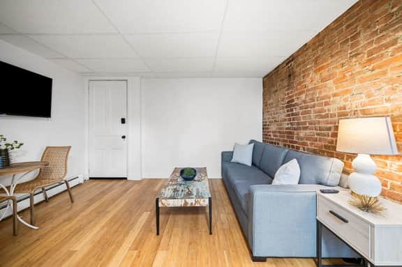 Comfy 1BR with Parking | Near UC, Zoo, Downtown
