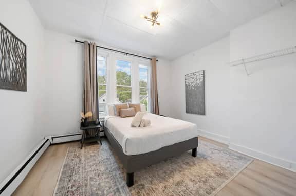 Cozy 1BR with Parking | Near UC, Zoo, Downtown