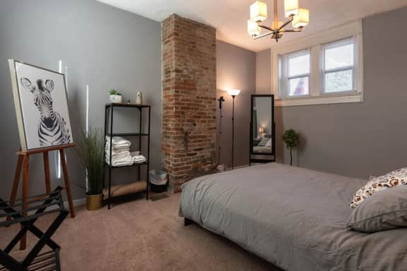 Cozy Apt in Walkable Area Downtown w/ Parking