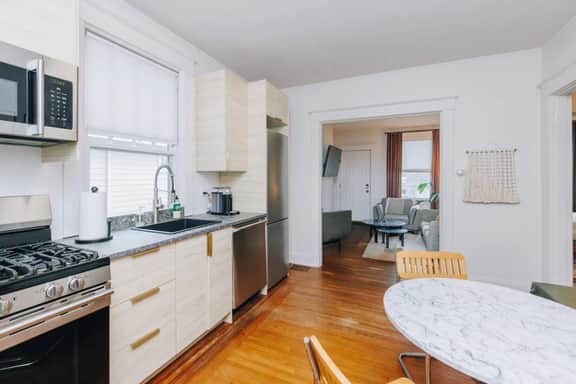 Cozy Mid-Century Bungalow, Close to All, Backyard