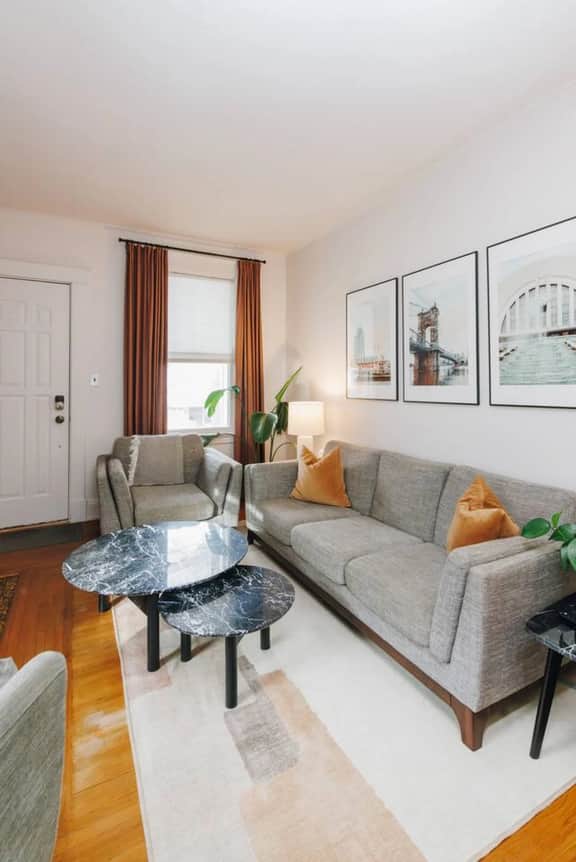 Cozy Mid-Century Bungalow, Close to All, Backyard