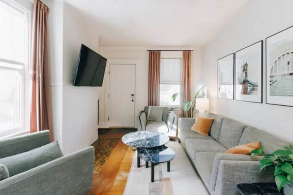 Cozy Mid-Century Bungalow, Close to All, Backyard