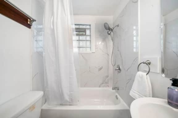 Cozy Studio with Parking | Near UC, Zoo, Downtown