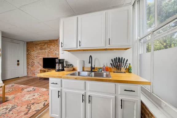 Cozy Studio with Parking | Near UC, Zoo, Downtown