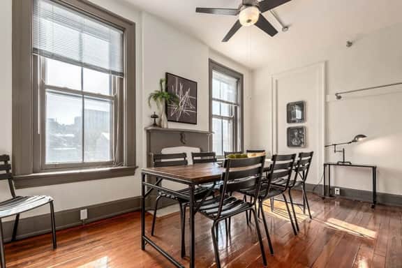 Deluxe 5-bedroom Condo Walkable to Everything