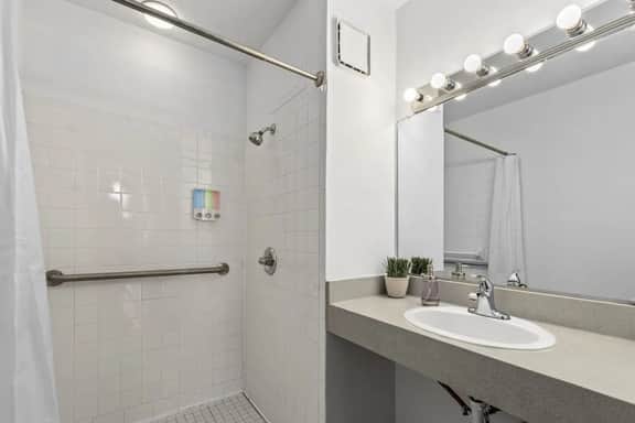 Deluxe 5-Bedroom Retreat Walkable to Everything