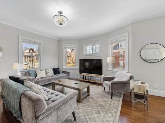 Deluxe 6-Bedroom 3-Min to Downtown! 2-car Driveway