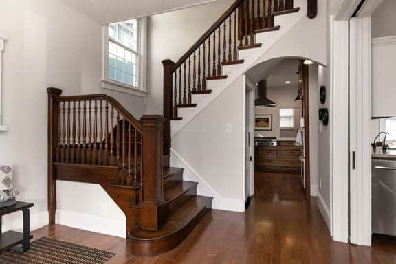 Deluxe 6-Bedroom 3-Min to Downtown! 2-car Driveway