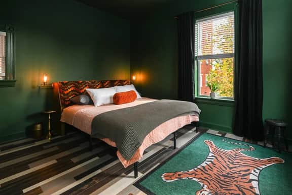 Gorgeous Gem in Heart of Hills