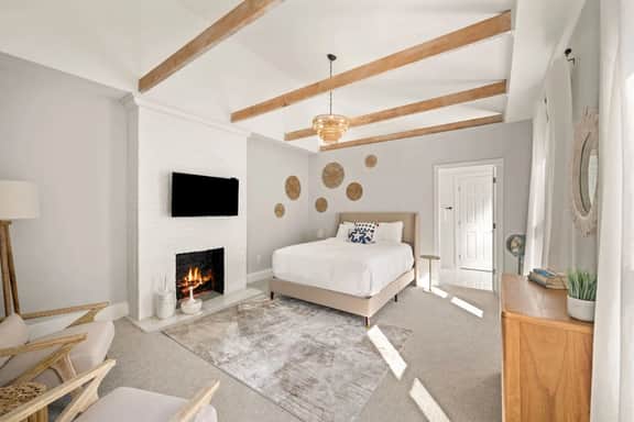 Huge Lux Historic Retreat, Walk to All Downtown
