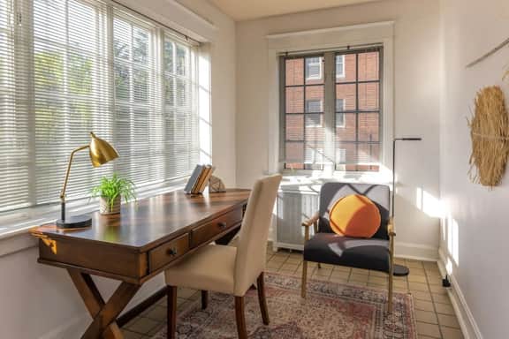 Hyde Park Comfort with Office | Near Everything