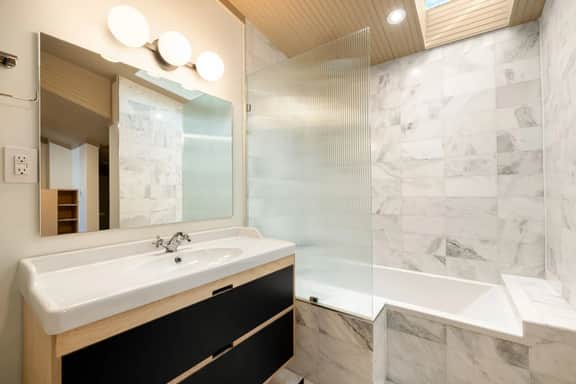 Lux Washington Park | Rooftop Patio | Free Parking
