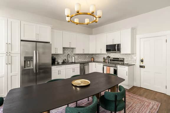 Luxe 2bd Apartment, Lots of Natural Light