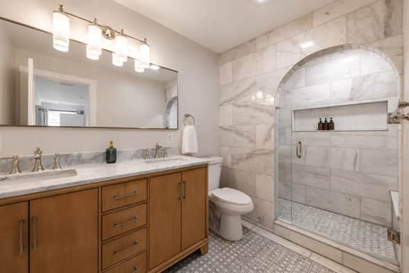 Luxe 2bd Apartment, Lots of Natural Light
