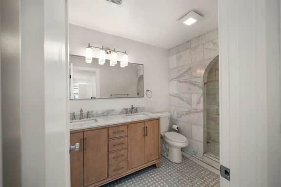 Luxe 2bd Apartment, Lots of Natural Light