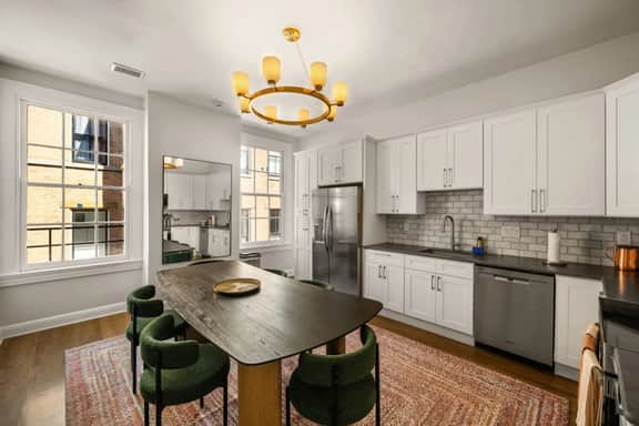 Luxe 2bd Apartment, Lots of Natural Light