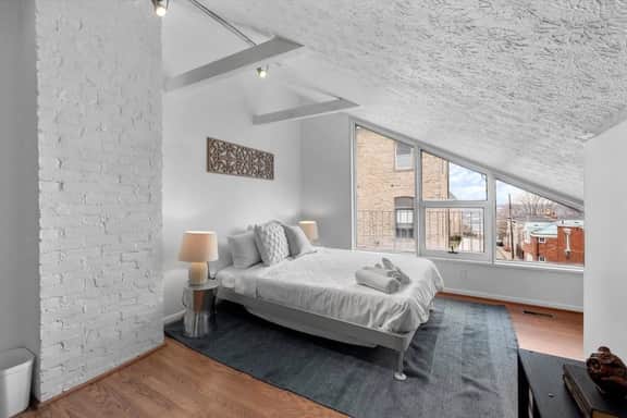 Mt. Adams 1BR Great Location! Steps from Monastery