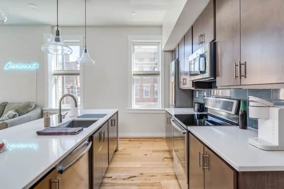 No Cleaning Fee + Free Parking 1-br Condo OTR