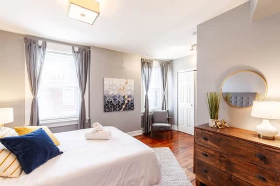 OTR Penthouse: Walk Everywhere & FREE Parking