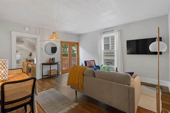 The Nest - Spacious 1BR Getaway in Pleasant Ridge
