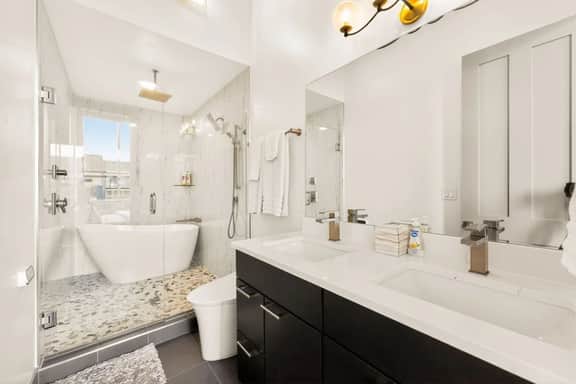 Luxury 6BR Retreat w Rooftop Deck at TQL Stadium - Image 2