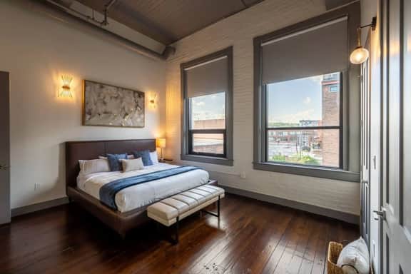 Luxury 6BR Retreat w Rooftop Deck at TQL Stadium - Image 4