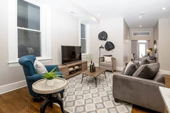 Incredible 2 Bedroom Condo, 2 Gated Parking Spots! - Image 4