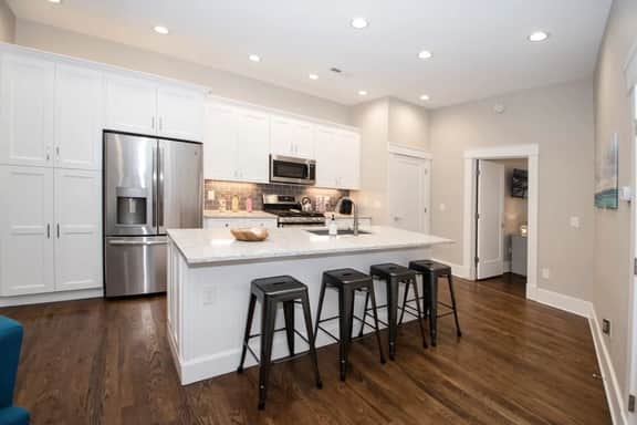 Gorgeous Condo Downtown, Gated Parking Included! - Image 2