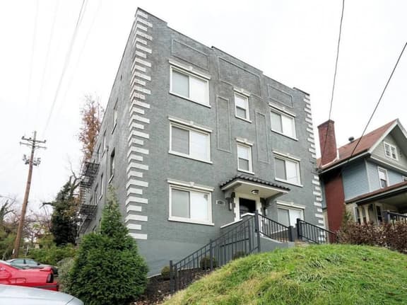Clean & Bright 2BR near downtown