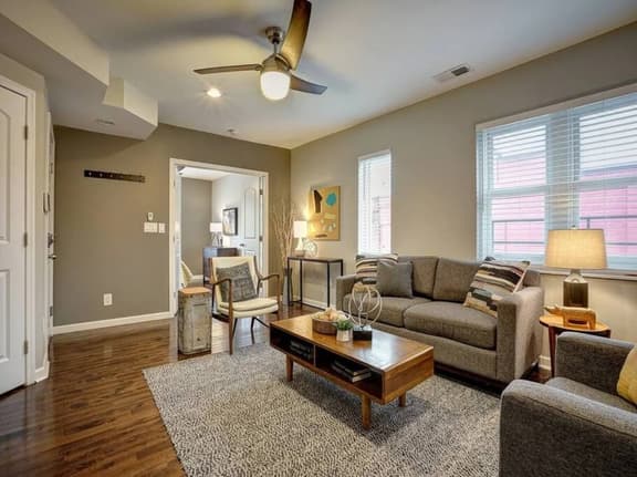 Clean & Bright 2BR near downtown